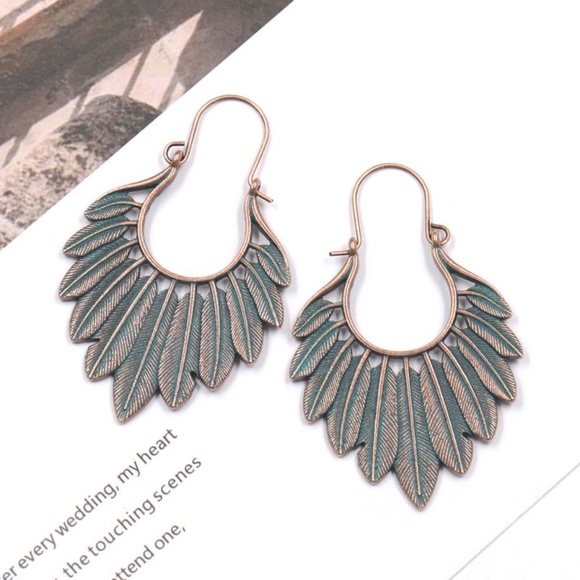 **COSETTA* Vintage Leaf Design Fashion Earrings - Picture 3 of 4